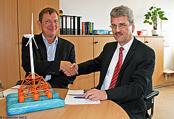 Director of IWES Prof. Dr. Andreas Reuter (left) and GICON's CEO Prof. Dr. Jochen Grossmann sign the co-operation agreement